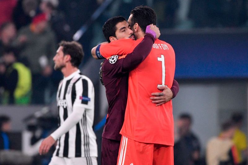 Huyền thoại Buffon cởi quần tặng fan